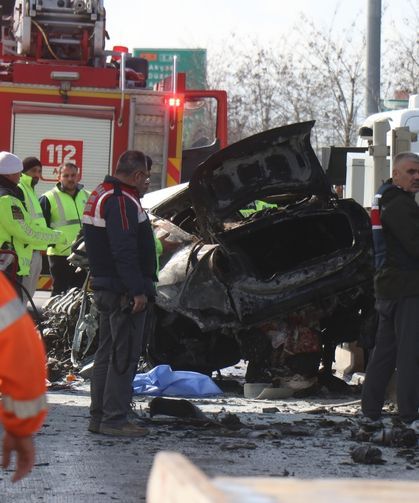 Otoyolda feci kaza! Bariyerlere çarpan araç alev aldı: Sürücü hayatını kaybetti