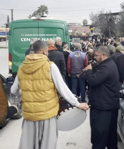 Tarsus'ta görenler gözlerine inanamadı: Cenaze konvoyunda davul zurna Sesi!