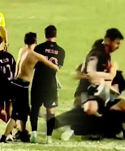 Sahaya atlayan taraftar Messi'yi düşürdü!