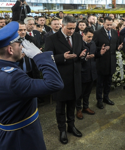Saraybosna'da acı dinmiyor: Markale katliamı'nın 32. yılında gözyaşları sel oldu