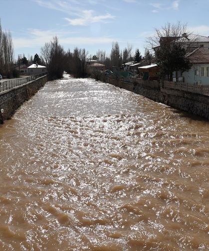 Sivas'ta karlar eridi, Tecer Irmağı taştı: 10 bin dönüm tarım arazisi göle döndü