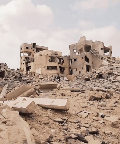 Umreden dönen Filistinli Caafra, evini İsrail tarafından yıkılmış halde buldu