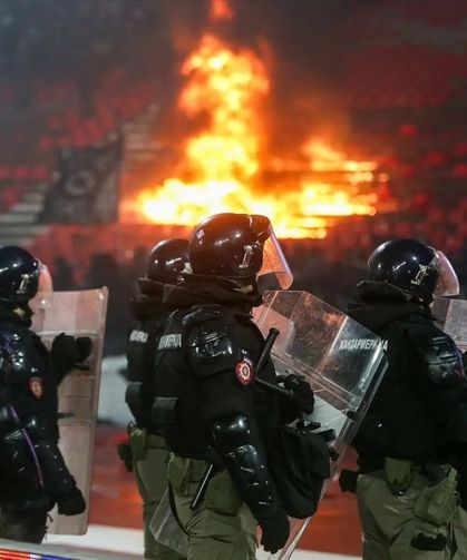 Tribünlerde meşale yangını! Kızılyıldız – Partizan maçı olaylı geçti...