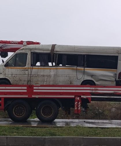 Yağış sonrası korkunç kaza: Taklalar atan transit hurdaya döndü