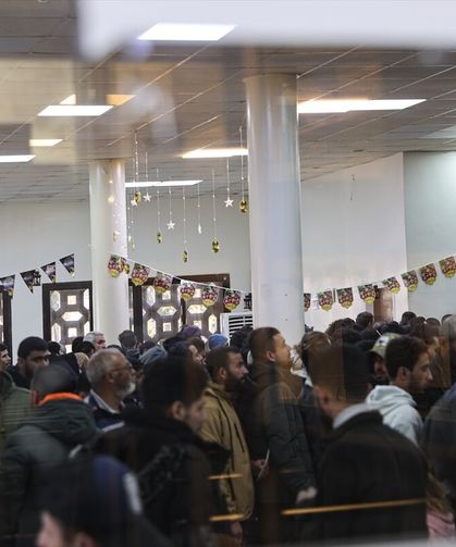 Sınırda yaşanan dram: Lübnan'da 10 bin kişi Suriye sınırında kilometrelik kuyruk oluşturdu