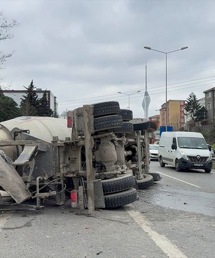 Ümraniye'de feci kaza: Beton mikseri otoyola devrildi