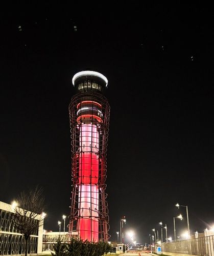 Sabiha Gökçen Havalimanı'nın hava trafik kontrol kulesi Türk bayrağı renklerine büründü