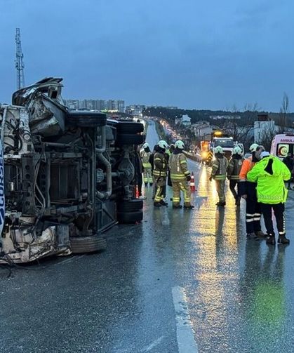 İstanbul'da D-100 karayolunda minibüs devrildi: 1 ölü, 9 yaralı