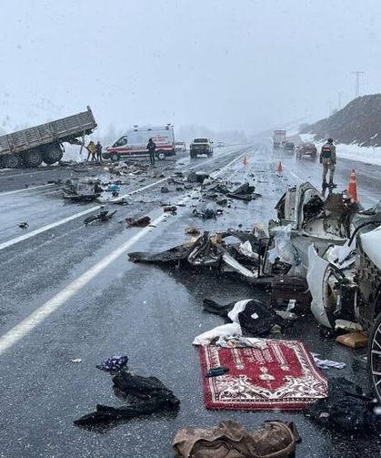 Tatvan’da feci kaza: Ölü ve yaralılar var