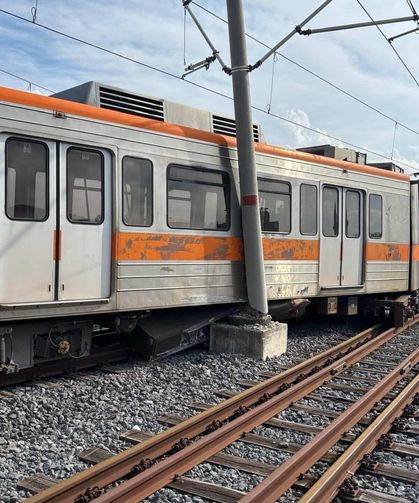 Adana'da korkutan anlar! Metro raydan çıktı