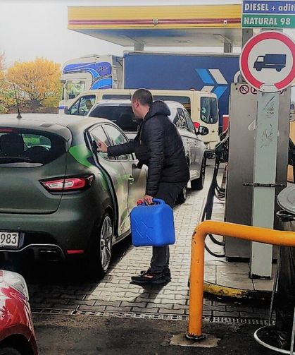 Almanlar ucuz yakıt için Polonya'ya akın etti