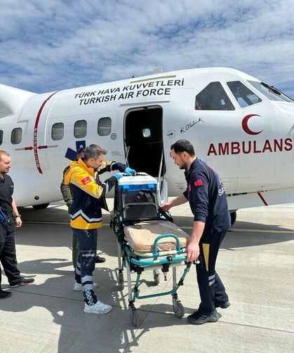 Ambulans uçakla hayat taşıdılar