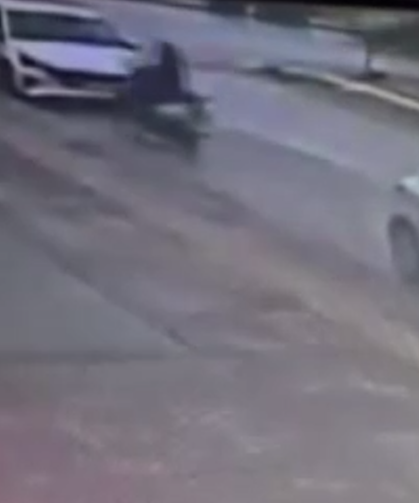 Ankara'da akılalmaz kaza: Kadın motosikletli, park halindeki araca çarpıp kaçtı