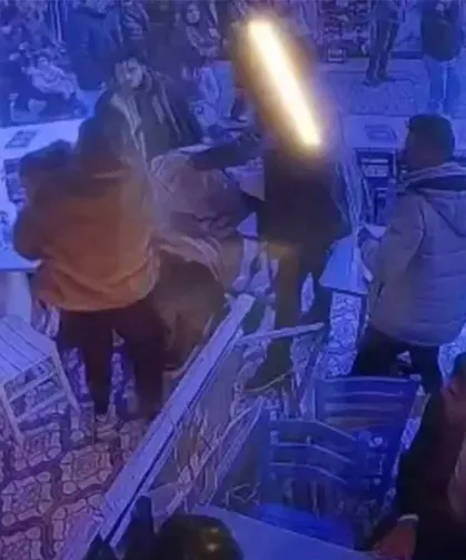 Beşiktaş'ta restoranda asma tavanın çökmesi güvenlik kamerasınca kaydedildi