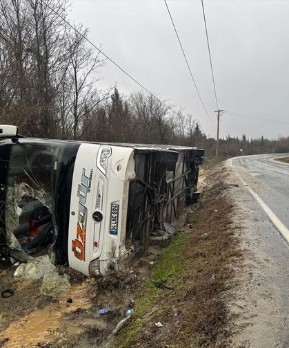 Göç idaresi otobüsü devrildi: 3'ü polis 4 yaralı