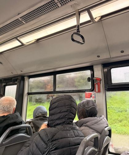 İBB otobüsünde tavan su sızdırdı: Yolcular kapüşonla korundu