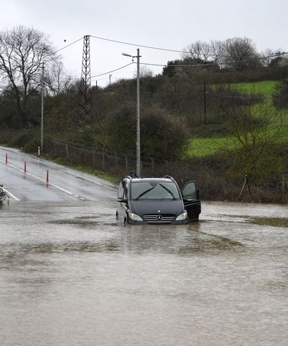 İstanbul'da göle dönen yolda aracını bırakmadı