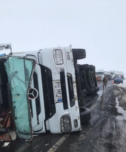 Kars-Çıldır yolunda kaza: Zift döküldü, ulaşım durdu
