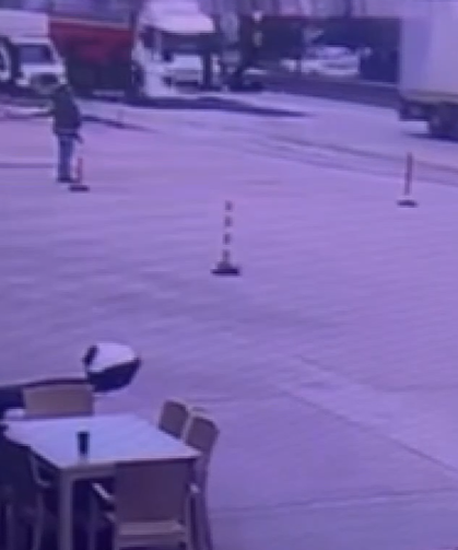 Manisa'da feci kaza kamerada: Karşıya koşarak geçmeye çalışan yaşlı adama minibüs çarptı!