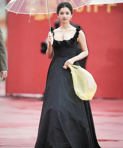 Lüks mü yoksa çöp poşeti mi? Bin 790 dolarlık sarı poşetin sırrı ne?