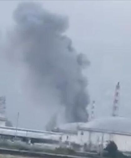 İran’ın hedef aldığı İsrail'in Hayfa kentindeki petrol rafinerisinden siyah dumanlar yükseliyor