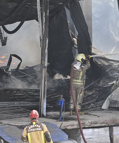 Ankara'da mobilya deposunda çıkan yangına müdahale ediliyor