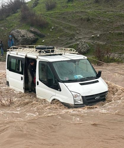Selde mahsur kalan minibüste acı son!