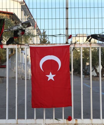Kahramanmaraş'taki silahlı saldırının gerçekleştiği okula Türk bayrağı asıldı ve karanfil bırakıldı