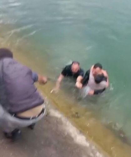 Sulama kanalına düşen çocuğu kurtarmak için zamanla yarıştılar