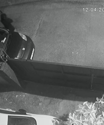 Adana'da korku dolu anlar: Kasklı saldırgan eve kurşun yağdırdı