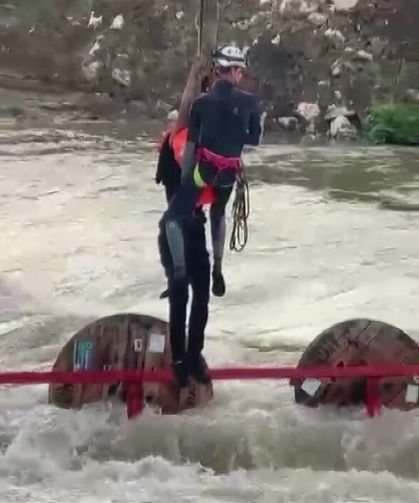 Dereyi geçmek istediler ölümden döndüler: 10 işçi vinçle kurtarıldı