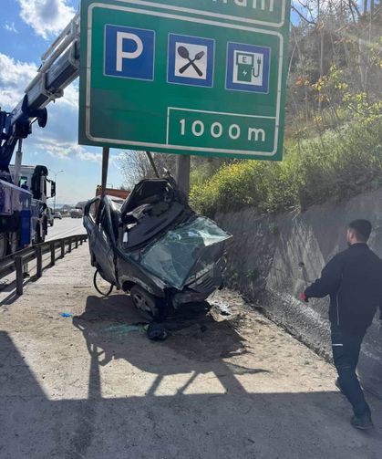 TEM'de feci kaza: Otomobil yön levhasına saplandı
