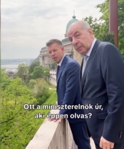 Macaristan siyasetinde tarihi kare: Rakip liderlerin balkon selamı