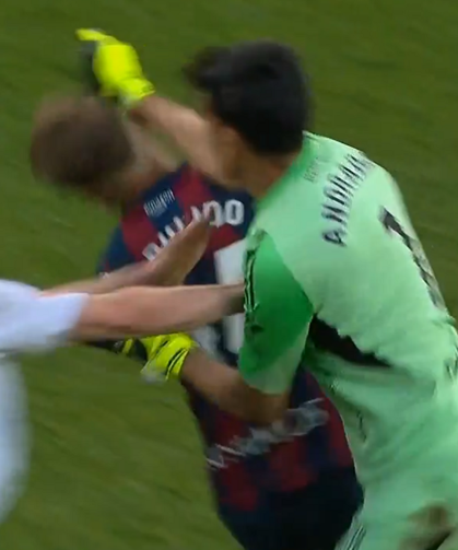 Aragon derbisinde skandal! Andrada rakibine yumruk attı