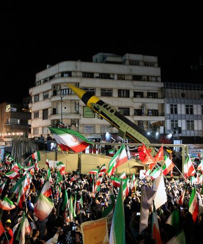 Tahran'da "füzeler eşliğinde" protesto