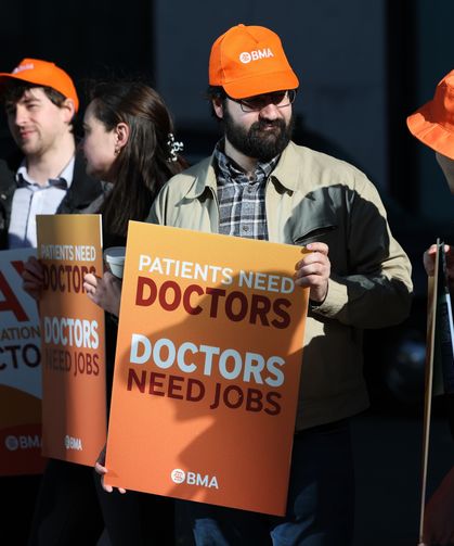 İngiltere'de sağlık sistemi kilitlendi: Doktorlardan 6 günlük grev