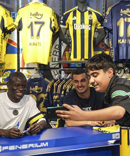 Fenerbahçeli yıldızlara büyük ilgi! Kante ve Levent taraftarla buluştu