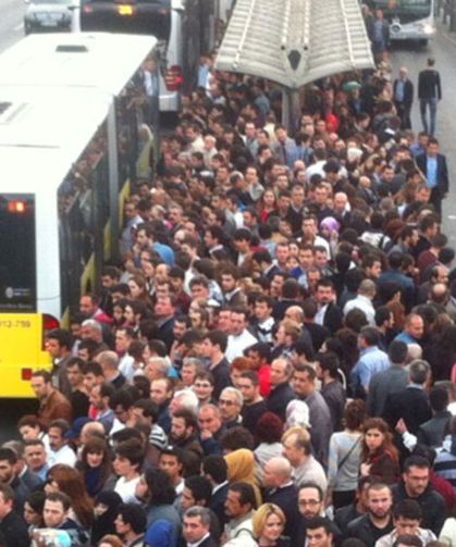 İstanbul’da Metrobüs yoğunluğu tepki çekti