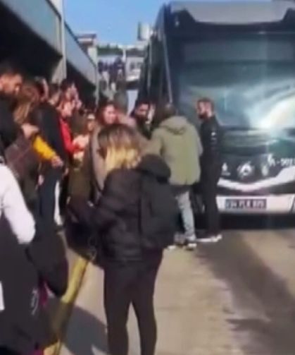 Metrobüs duraklarında gerginlik: Vatandaşlar metrobüsün önünü kesti!