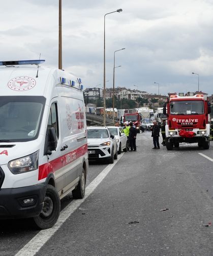 TEM Otoyolu'na dökülen atıklar kazaya neden oldu: 7 araç birbirine girdi!
