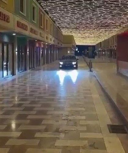 Video çekmek için tarihi çarşıya arabayla girdi!