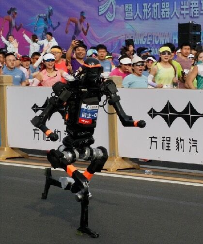 İnsanlık tarihinde bir ilk: Robotlar yarı maratonda dünya rekorunu altüst etti