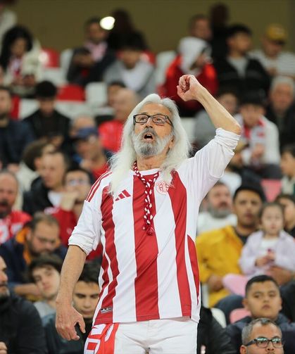 Tribünlerin Maestro’su: Amigo Miloş 46 yıldır takımının peşinde