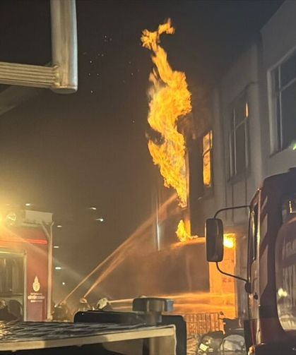 Başakşehir'de parfüm fabrikasında korkutan yangın! Alevler kontrol altında