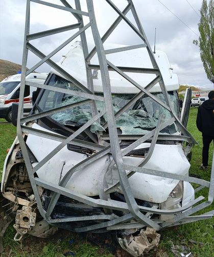Hakkari'de elektrik direğine çarpan minibüsteki 11 kişi yaralandı