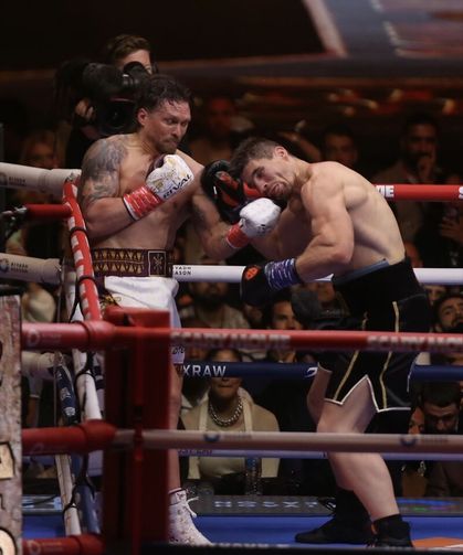 Usyk Giza’da kazandı: Verhoeven’i nakavt etti