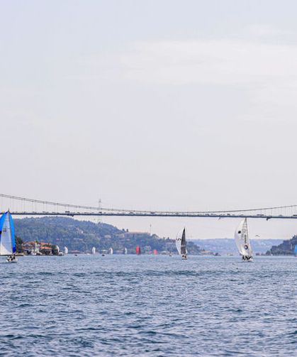 Boğaz’da yarış molası: Gemi trafiği durduruldu
