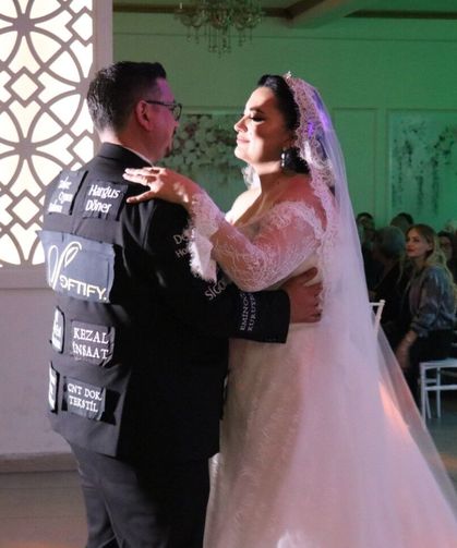 Denizli'de düğün masrafına ilginç çözüm: Damatlığını reklam panosuna çevirdi