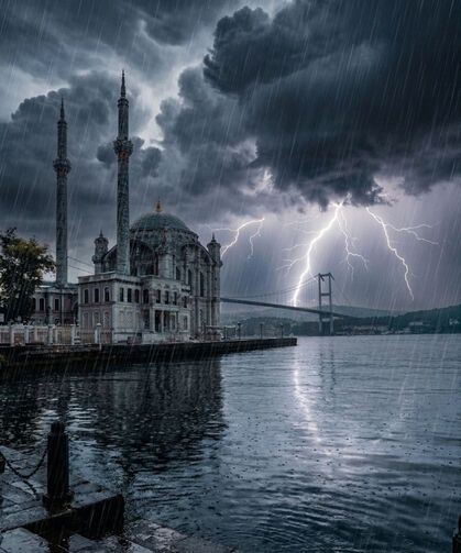 İstanbul'da güneş yerini gök gürültülü sağanak yağışa bırakıyor!