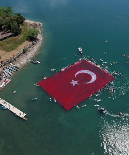 Sapanca Gölü'nde 19 Mayıs'a özel anlamlı gösteri